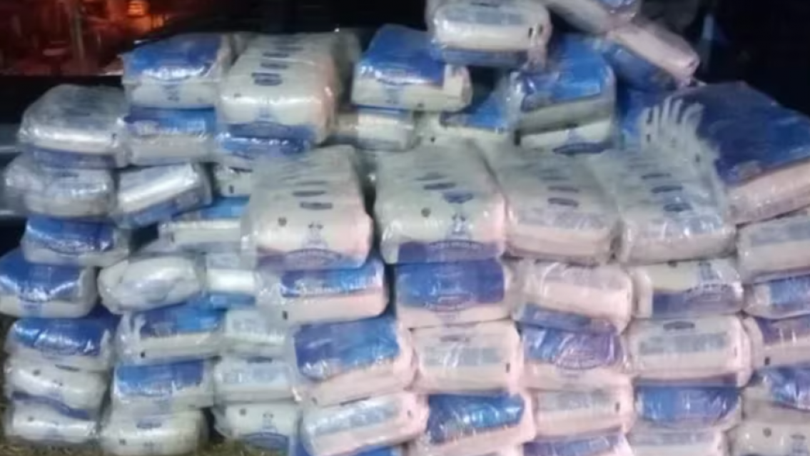 Volcó un camión con azúcar y los vecinos lo saquearon