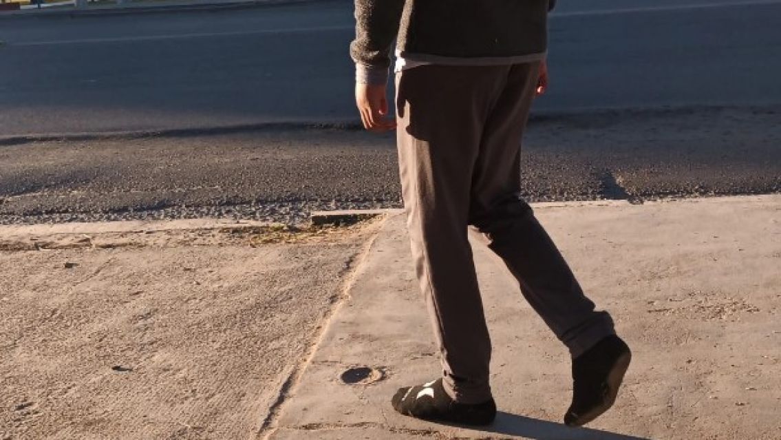 Encontraron a un joven desorientado y descalzo en la plaza de Palpalá: Buscan a su familia