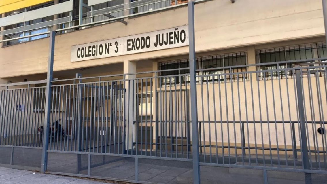 Se desprendió una ventana de una escuela de Jujuy y cayó sobre dos alumnos