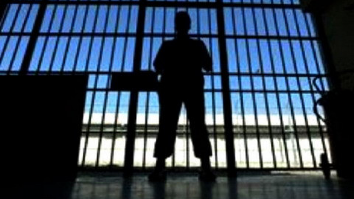 Guardia c�rcel grab� un video subido de tono con un preso y la despidieron