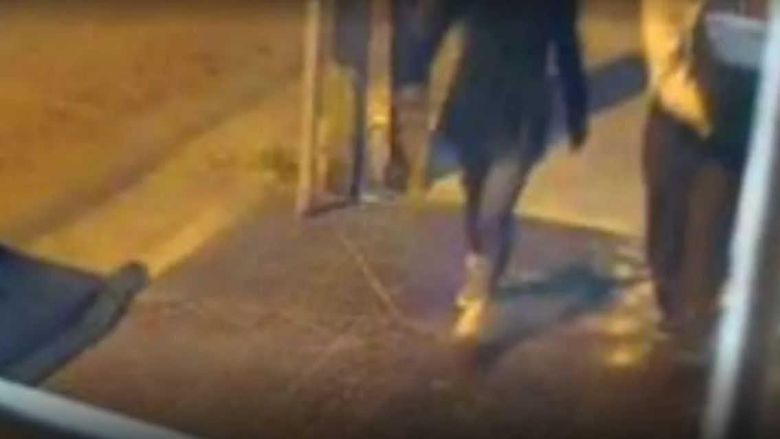 Salió a trabajar y vio a una parejita en acción: "Qué hacen ahí..."