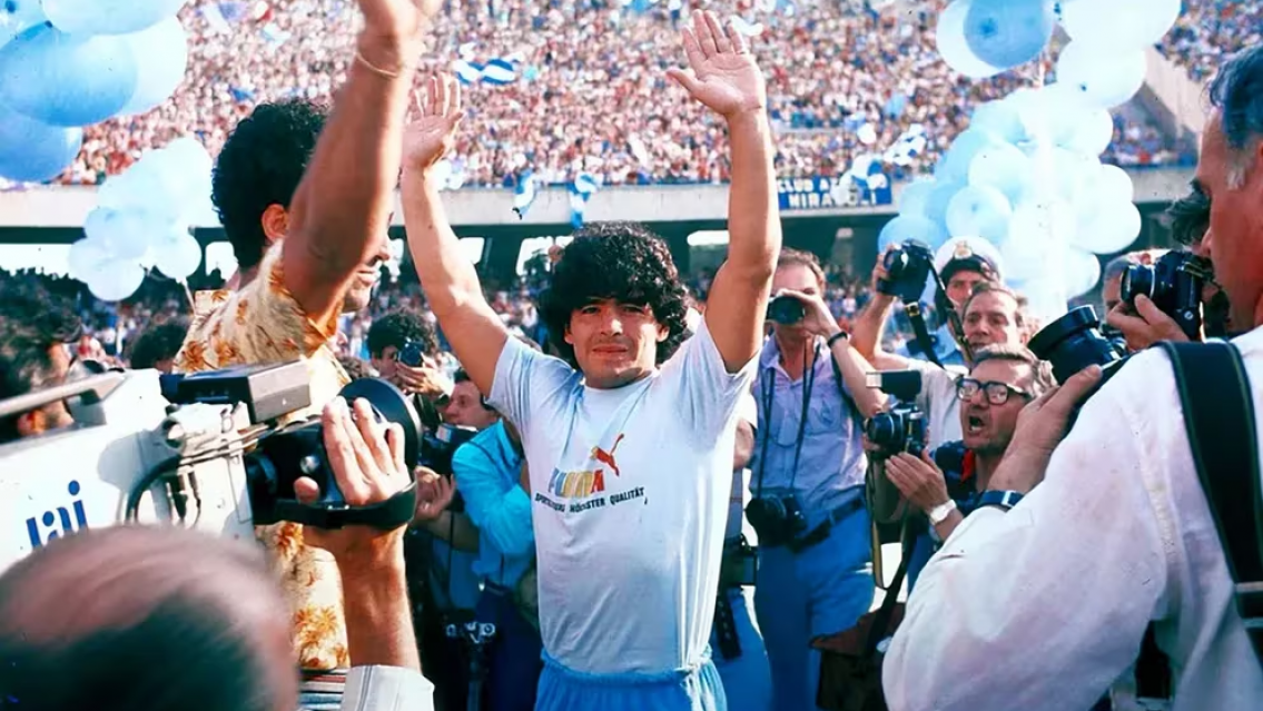 Diego Maradona: el d�a que el pueblo m�s pobre de Italia compr� al futbolista m�s caro del mundo
