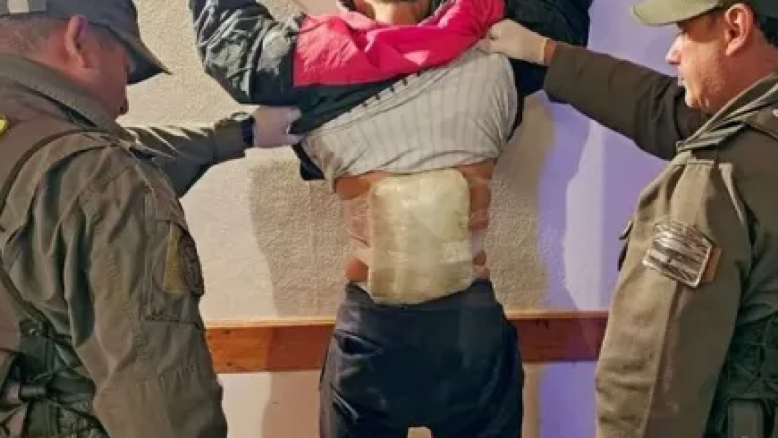 "La droga adosada al cuerpo", dos bolivianas no pasaron el control