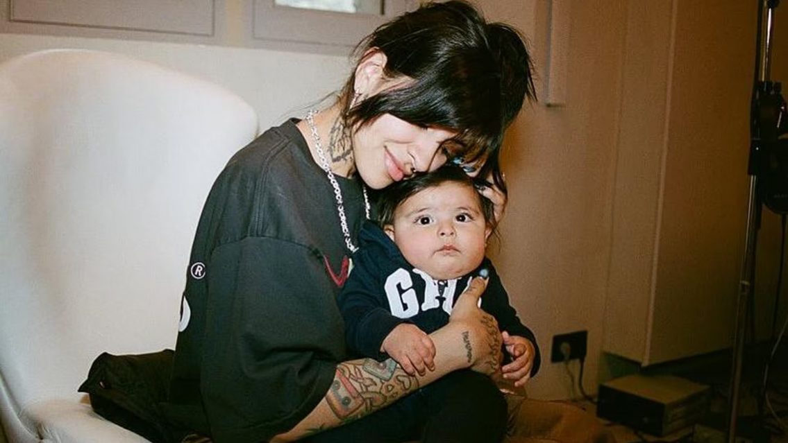 Cazzu convierte a su hija en un �cono de la moda, la exclusiva ropa que usa