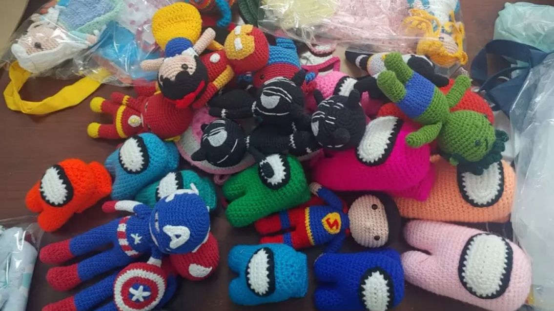 Jujeñas confeccionan muñecos tejidos para el Día de la Niñez y piden colaboración con materiales