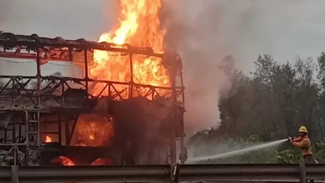 Un colectivo se incendió en la ruta nacional N° 34 en Ledesma