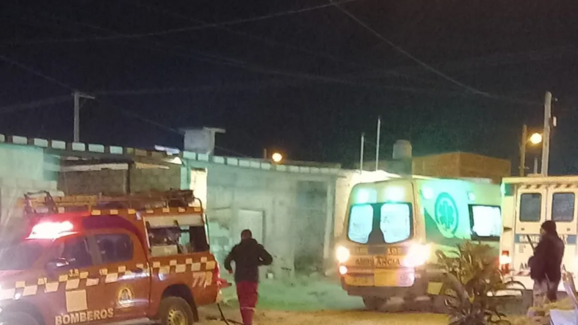 Milagroso rescate de tres ni�os en incendio en Alto Comedero�