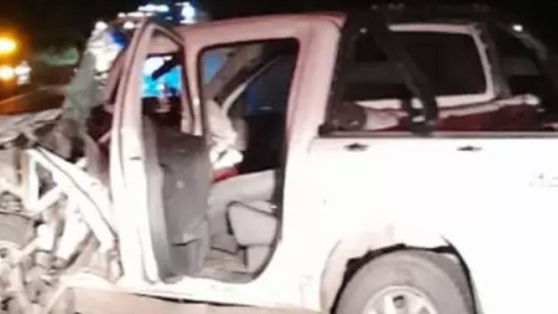 Terrible choque esta madrugada en la 34: Dos camionetas impactaron de frente