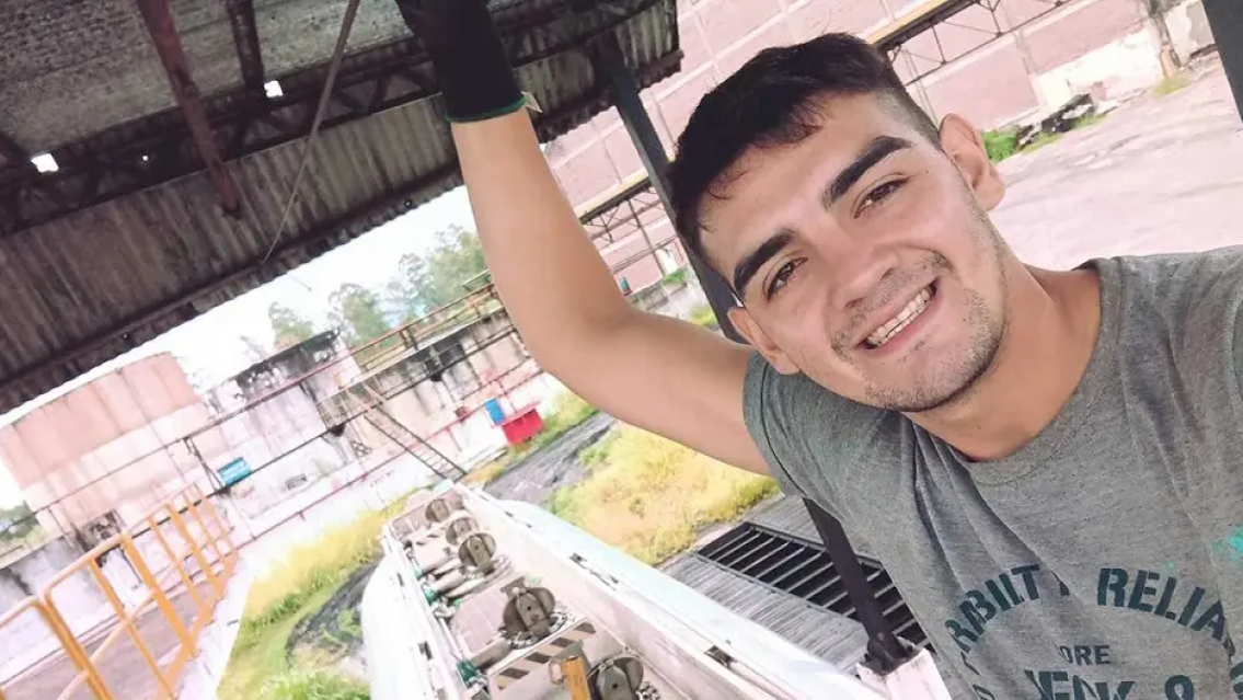 "Este es Juli�n", recen por �l. Es el joven "accidentado" en el ingenio, est� todo quemado