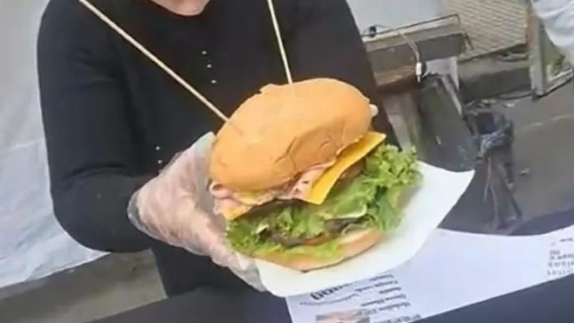 Furor por "La Gran Milei", la hamburguesa que cuesta $8.500!