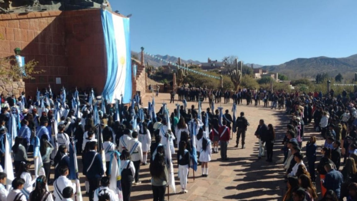 Una multitud se re�ne al pie del Monumento a la Independencia en Humahuaca