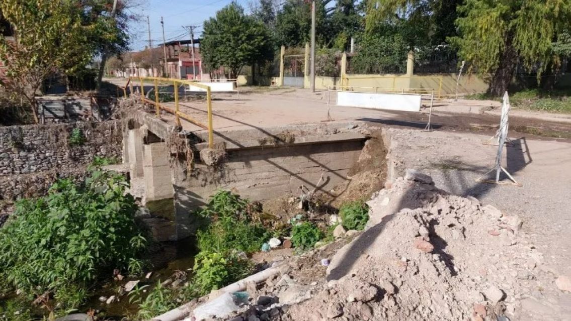 Malestar en Jujuy: Un transitado puente se cayó hace meses y no lo arreglan