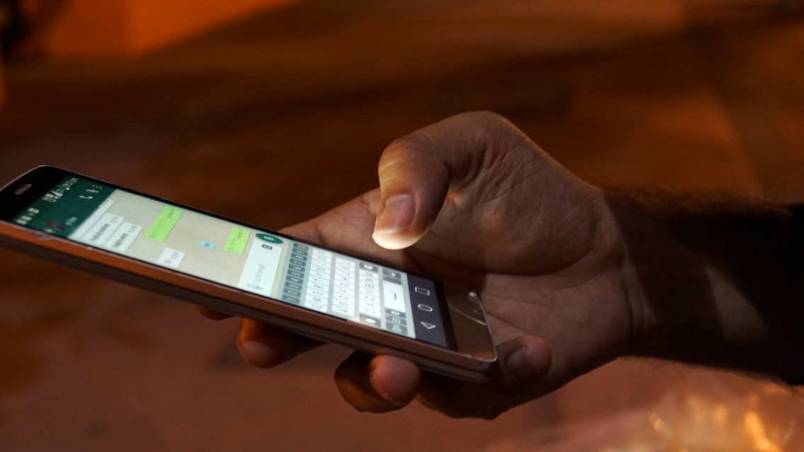 Tenían una relación a distancia, le mandó 1 millón de pesos y resultó ser una estafa