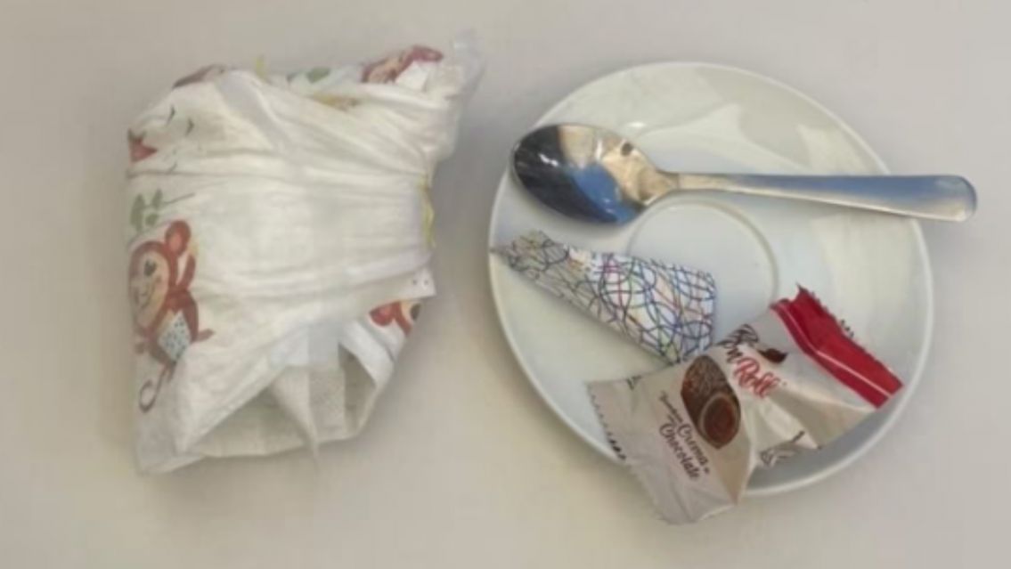 Unos chantas dejaron un pañal sucio de propina al mozo que los atendió: por qué