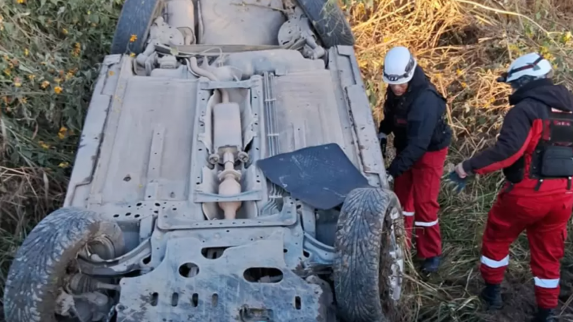 Un hombre volcó en la avenida Savio, quedó atrapado en el auto y lo rescataron los Bomberos