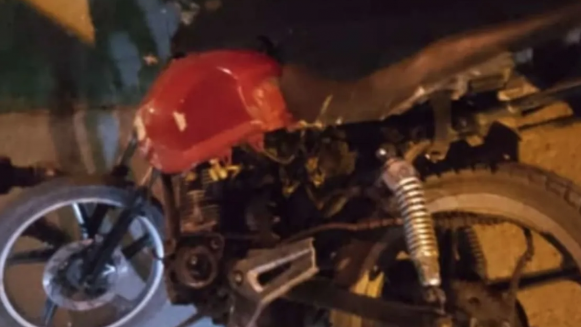 Dramático accidente: iban en moto y fueron arrastrados varios metros por un auto