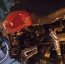 Dram&aacute;tico accidente: iban en moto y fueron arrastrados varios metros por un auto