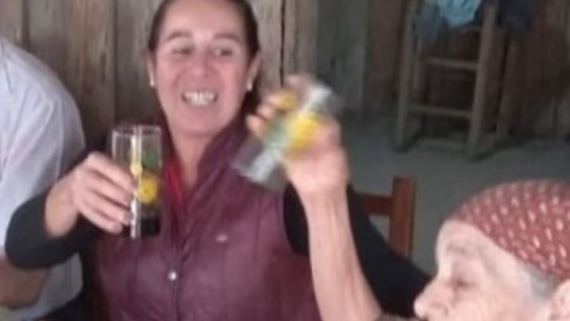 �Por qu� brindaron Caillava y la abuela? La escalofriante nueva foto que sali� a la luz