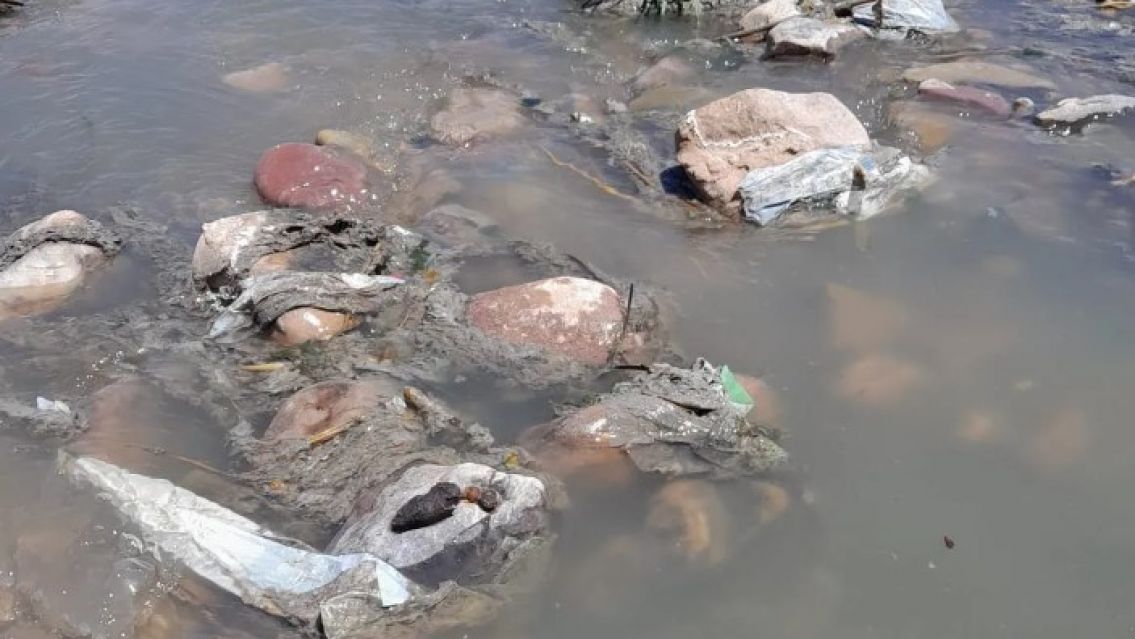 Siguen las denuncias por contaminaci�n en Humahuaca: el r�o no da m�s