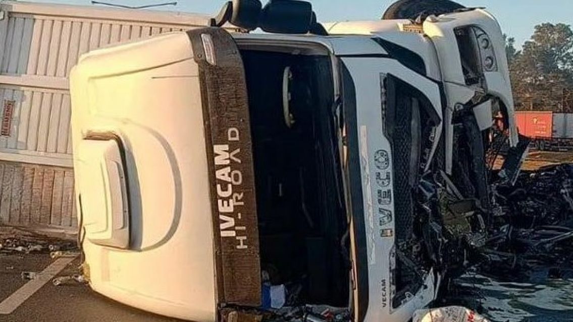 Tragedia en la ruta 9: cami�n se cruz� de mano y choc� de frente contra una 4x4