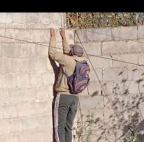 "&iquest;Qu&eacute; hac&eacute;s ah&iacute;?": Escrachan al chorro juje&ntilde;o que se mete por las tapias