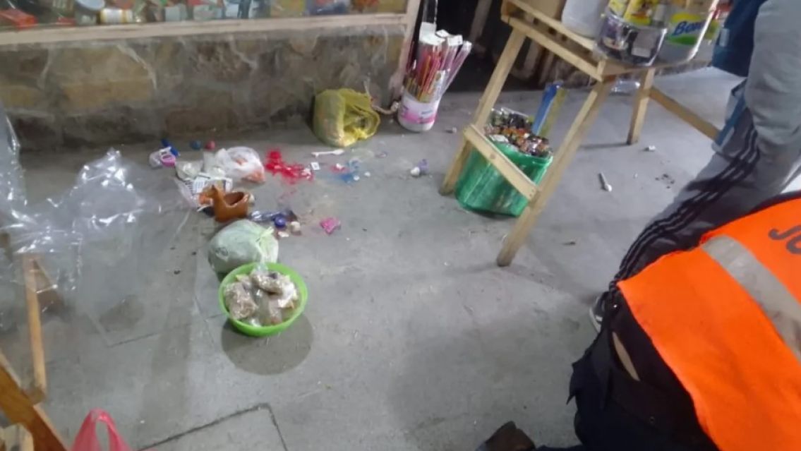 Tensión en una galería de Jujuy por una mujer a los gritos y un policía golpeado