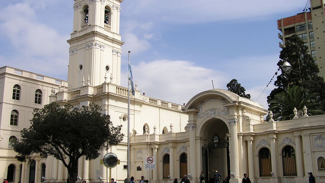 Angustia en la Catedral de Jujuy: una mujer fue a resarle a diosito y la pasó muy mal