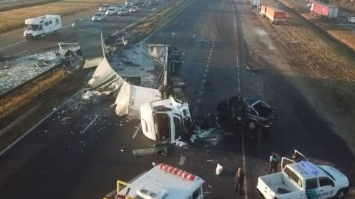 Un camión se cruzó de carril en la Ruta 9, chocó contra una camioneta y mató al conductor