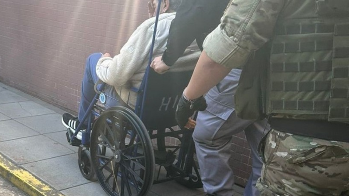 �Est� fingiendo? Jos� Alperovich pidi� una silla de ruedas pero los m�dicos dicen que "est� bien"