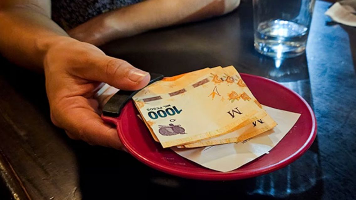 Empresarios jujeños no quieren saber nada con que la propina sea obligatoria