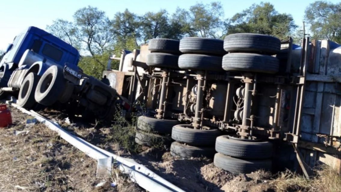 Volcó un enorme camión en plena ruta de Jujuy: "Un milagro"
