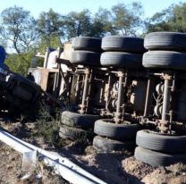 Volc&oacute; un enorme cami&oacute;n en plena ruta de Jujuy: "Un milagro"