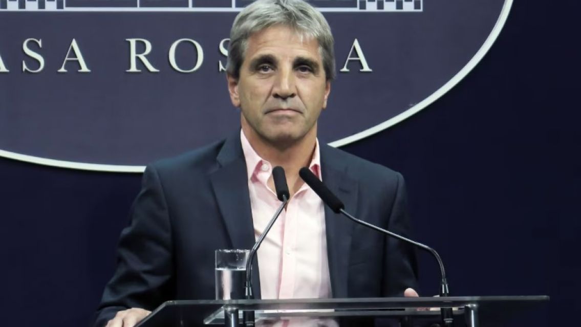 El BCRA depositó oro de las reservas en el exterior y Caputo elogió la medida