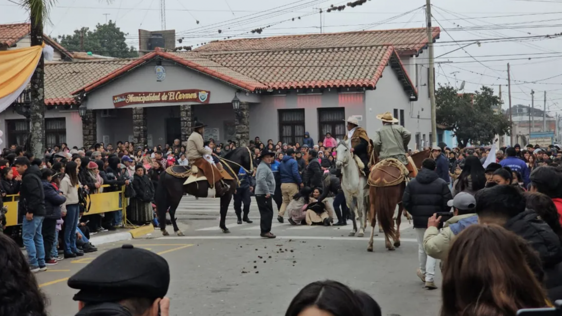 En pleno desfile en El Carmen una paisana cayó de su caballo