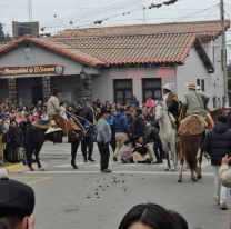 En pleno desfile en El Carmen una paisana cayó de su caballo