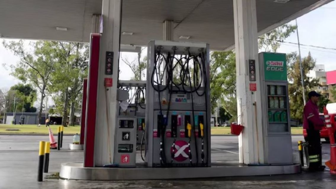 Abuelo fue a cargar nafta y se desplom� ante todos: gritos desesperados de su esposa