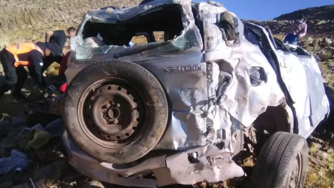 Rescate en una ruta de Jujuy: familia chilena cay� en auto 50 metros por un barranco
