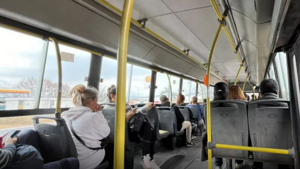Se subió al bondi y comenzó a gritar: "Hay un..."