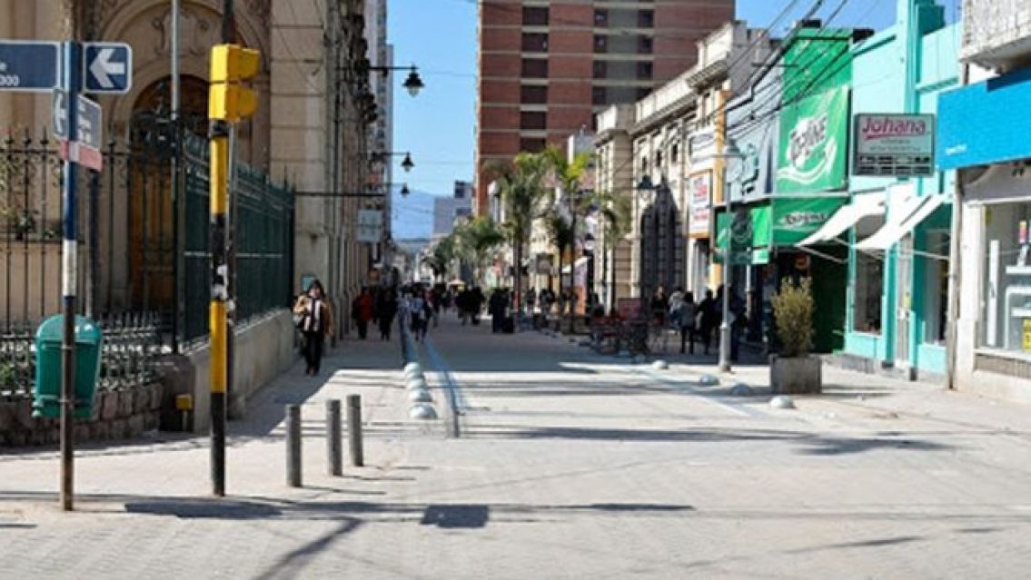 Turista ruso se zarp� en pleno centro de Jujuy e hizo algo imperdonable con una polic�a