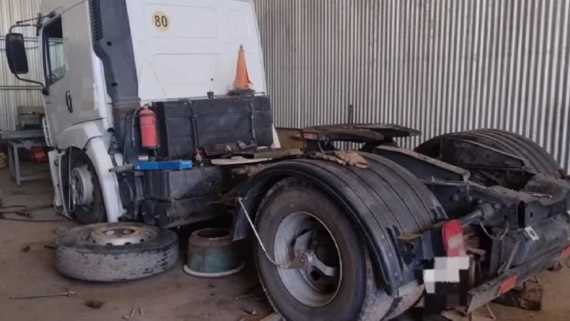 Estaba arreglando su camión, se le vino encima, lo aplastó y murió