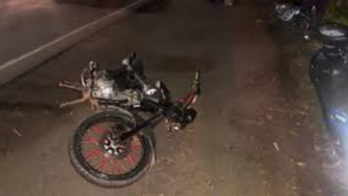 Tres juje�as machadas se subieron a una motito y casi no la cuentan