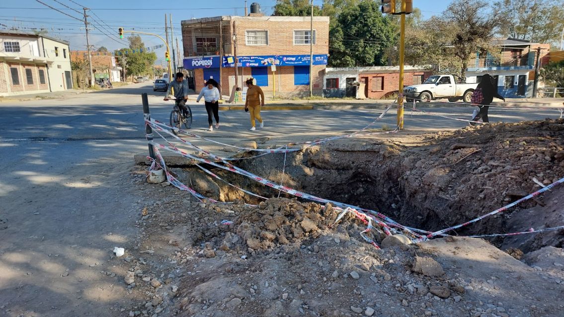 Agua Potable dejó un peligroso pozo abierto y los vecinos están muy preocupados
