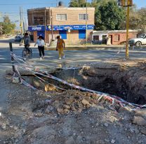 Agua Potable dejó un peligroso pozo abierto y los vecinos están muy preocupados