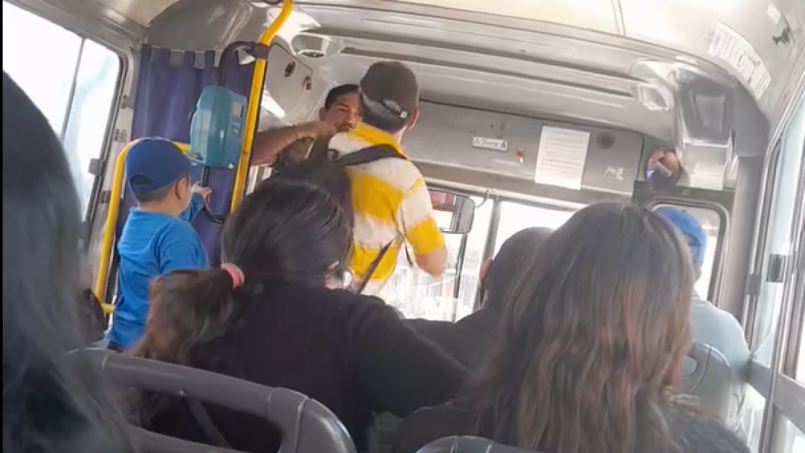 Brutal pelea entre un chofer y un pasajero en la línea