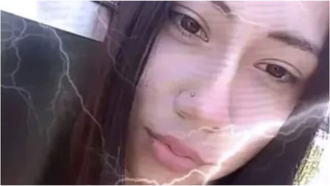 La última imagen de la joven encontrada sin vida: con el celular en la mano