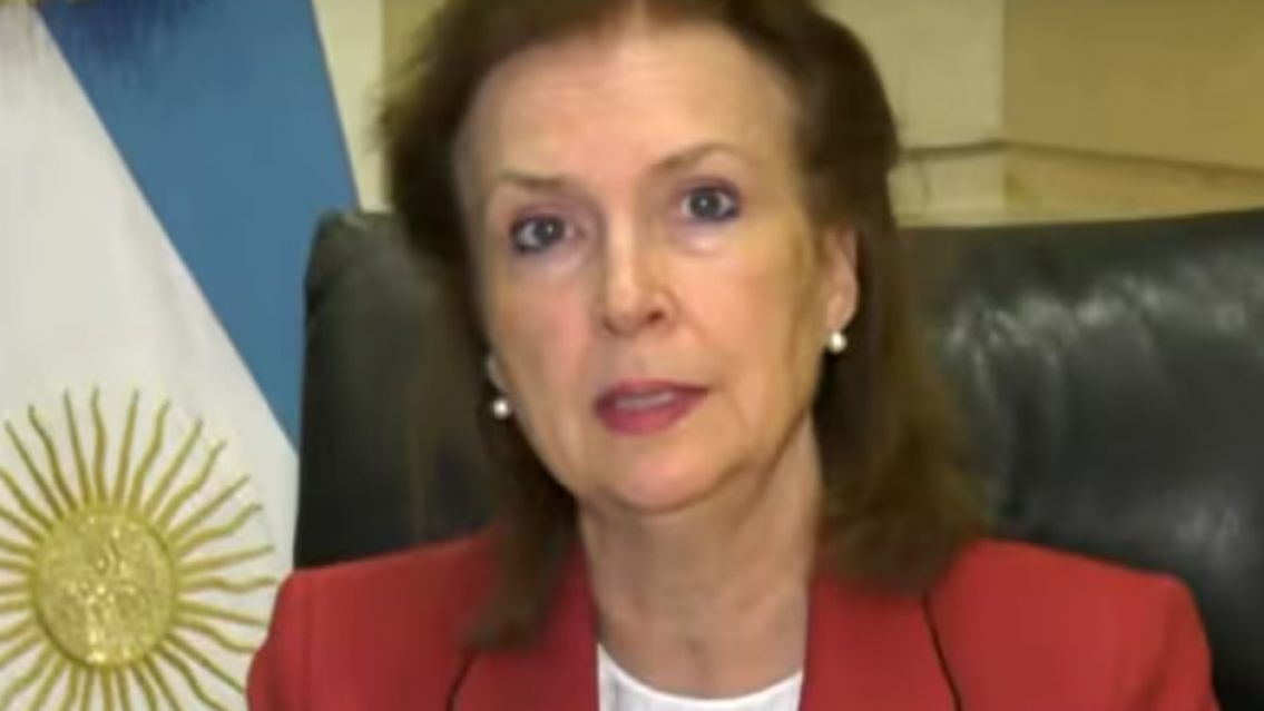 Diana Mondino admiti� que hay movimientos extra�os fuera de la embajada argentina en Venezuela