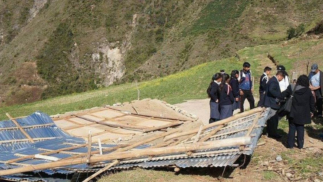 Evacuaron a alumnos de una escuela: el viento arranc� las chapas del techo