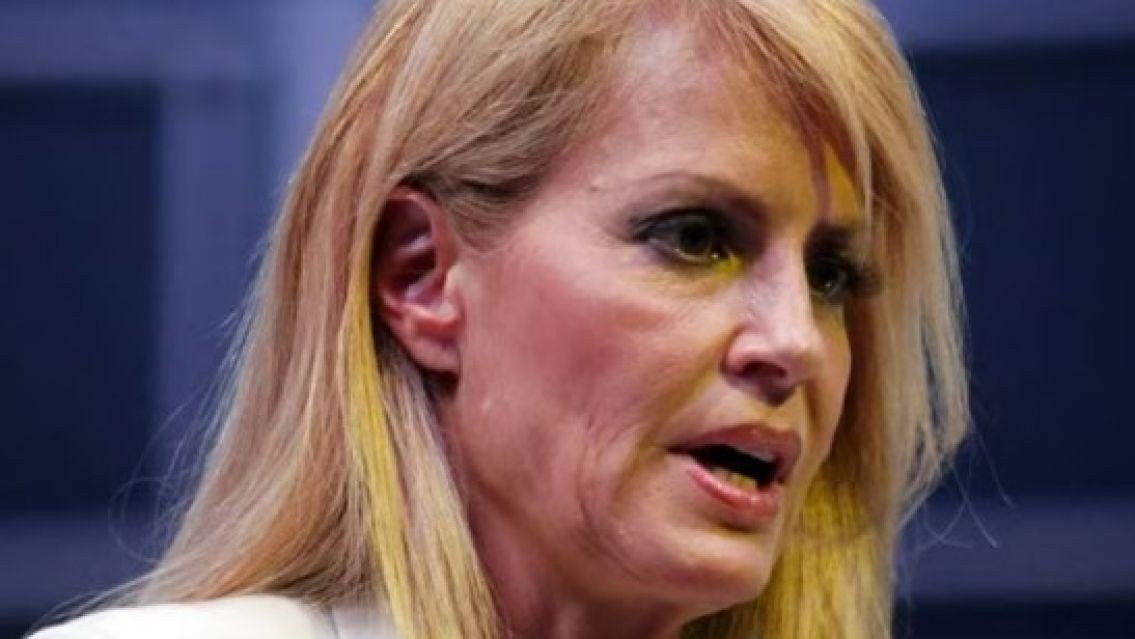 Preocupaci�n por la salud de Cecilia Bolocco: apareci� en sillas de ruedas saliendo de una cl�nica