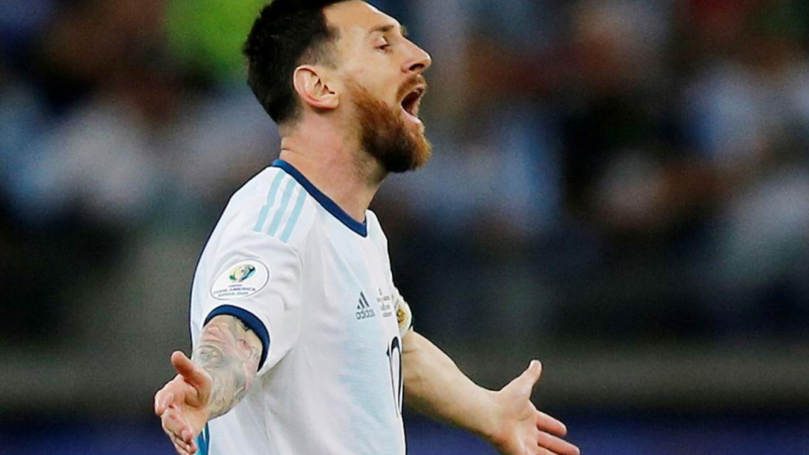Leo Messi enojad�simo con jugador y su esposa incluida