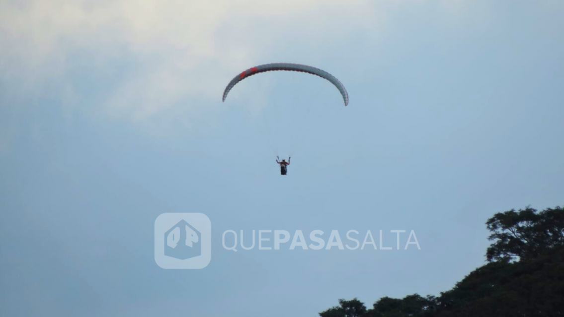 Fue a un cerro de Salta para saltar en parapente y murió
